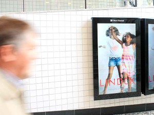 Väggannonsering på en centralstation