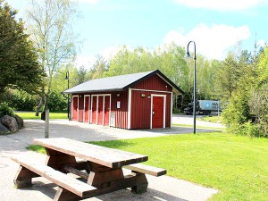 Rastplats med toaletter samt fikabord