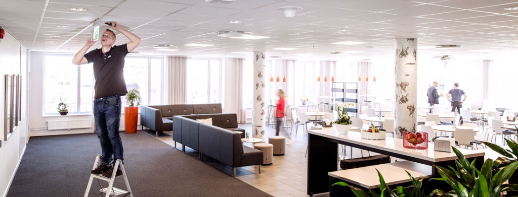 Installation på kontor med tekniker