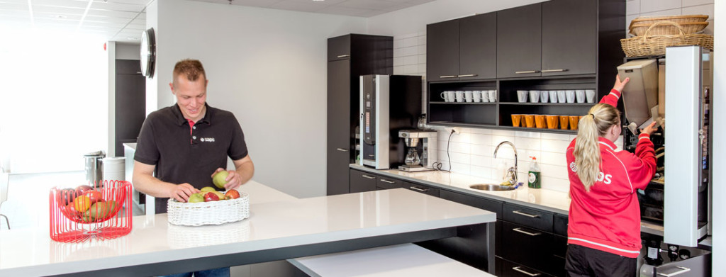 Saps-medarbetare på kontor utför service i kök